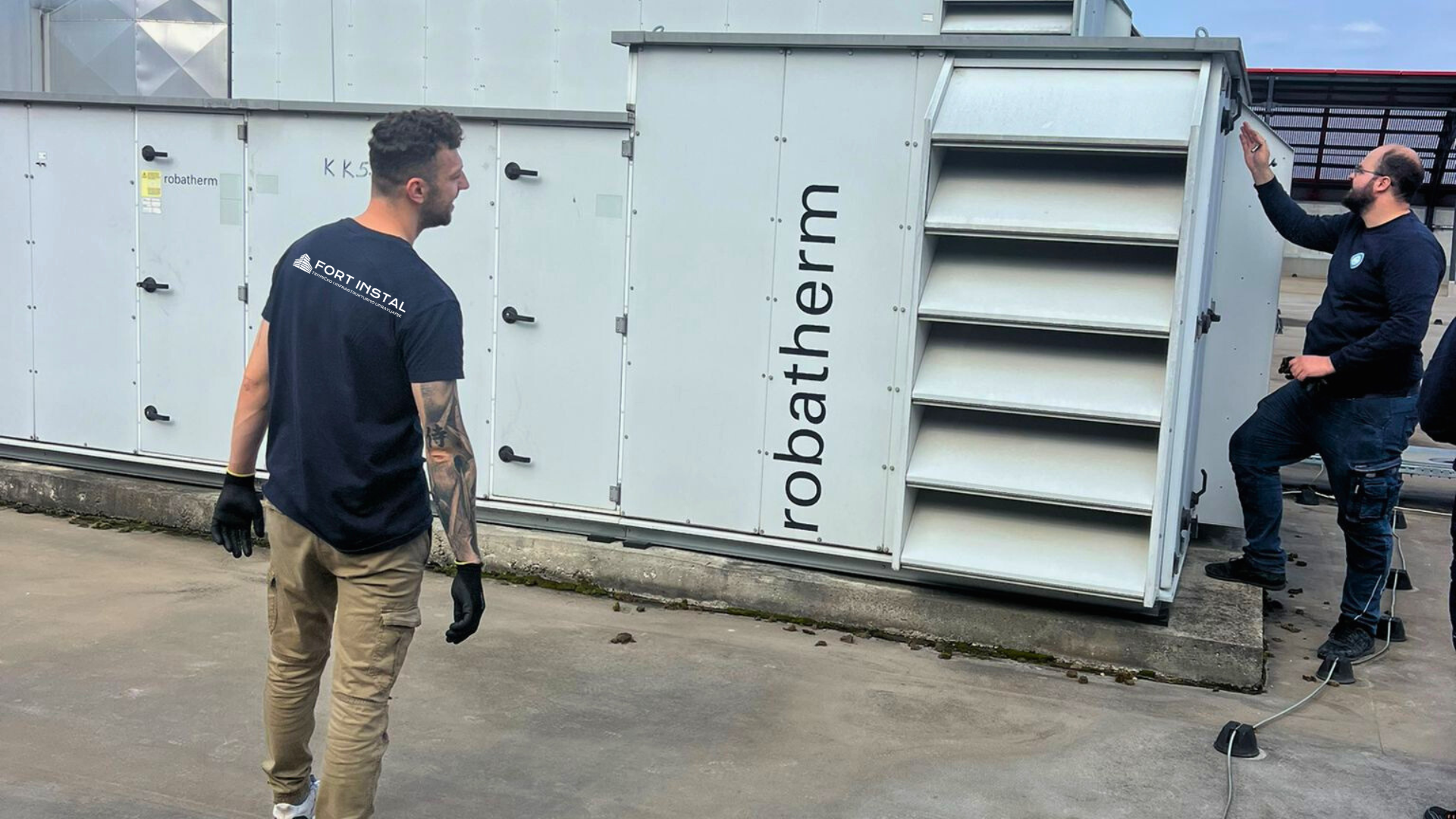 Fort Instal tim tijekom rada na HVAC sustavu
